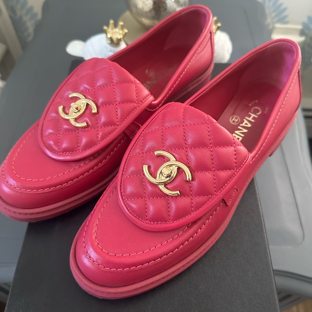 Chanel Fuchsia Quilted CC turnlock loafers shoes size 40